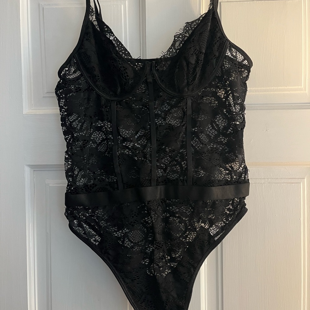 Black Lace Chemise with Scalloped Edges - size Large